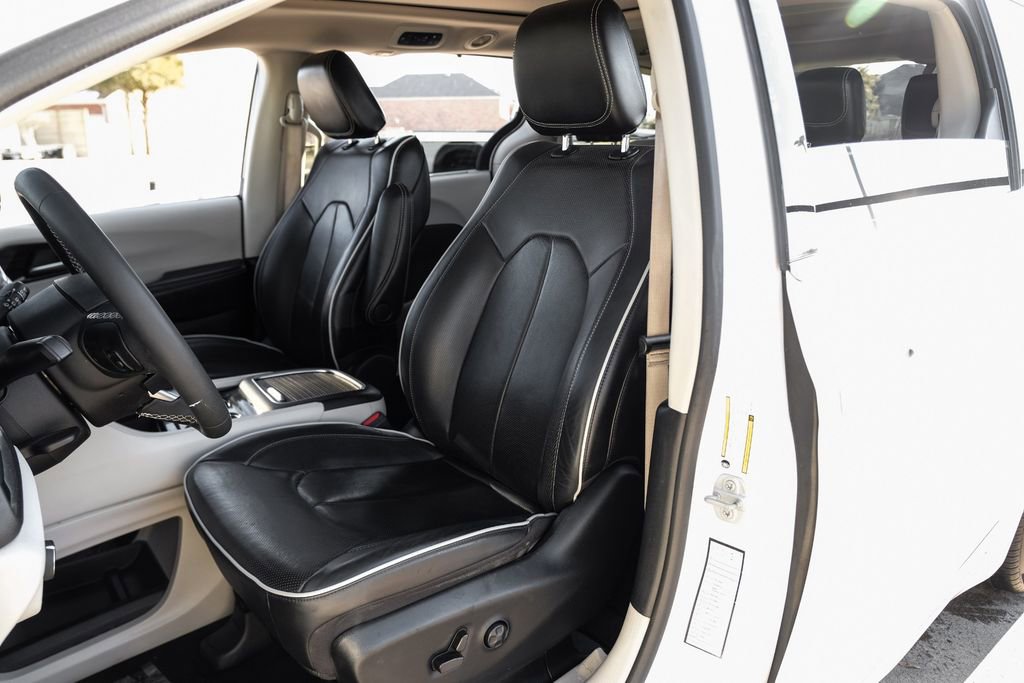 Used 2023 Chrysler Pacifica Limited image 32