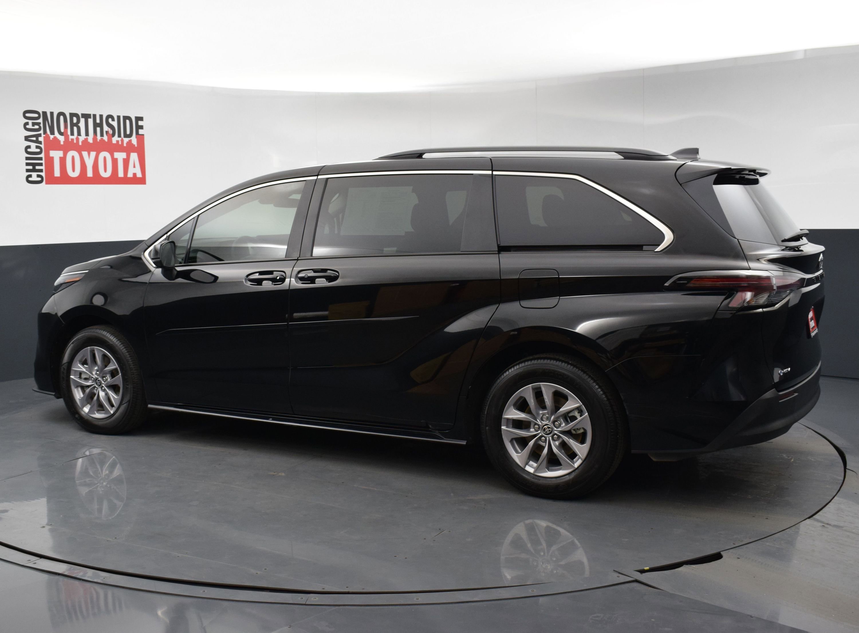 Used 2025 Toyota Sienna LE video 2