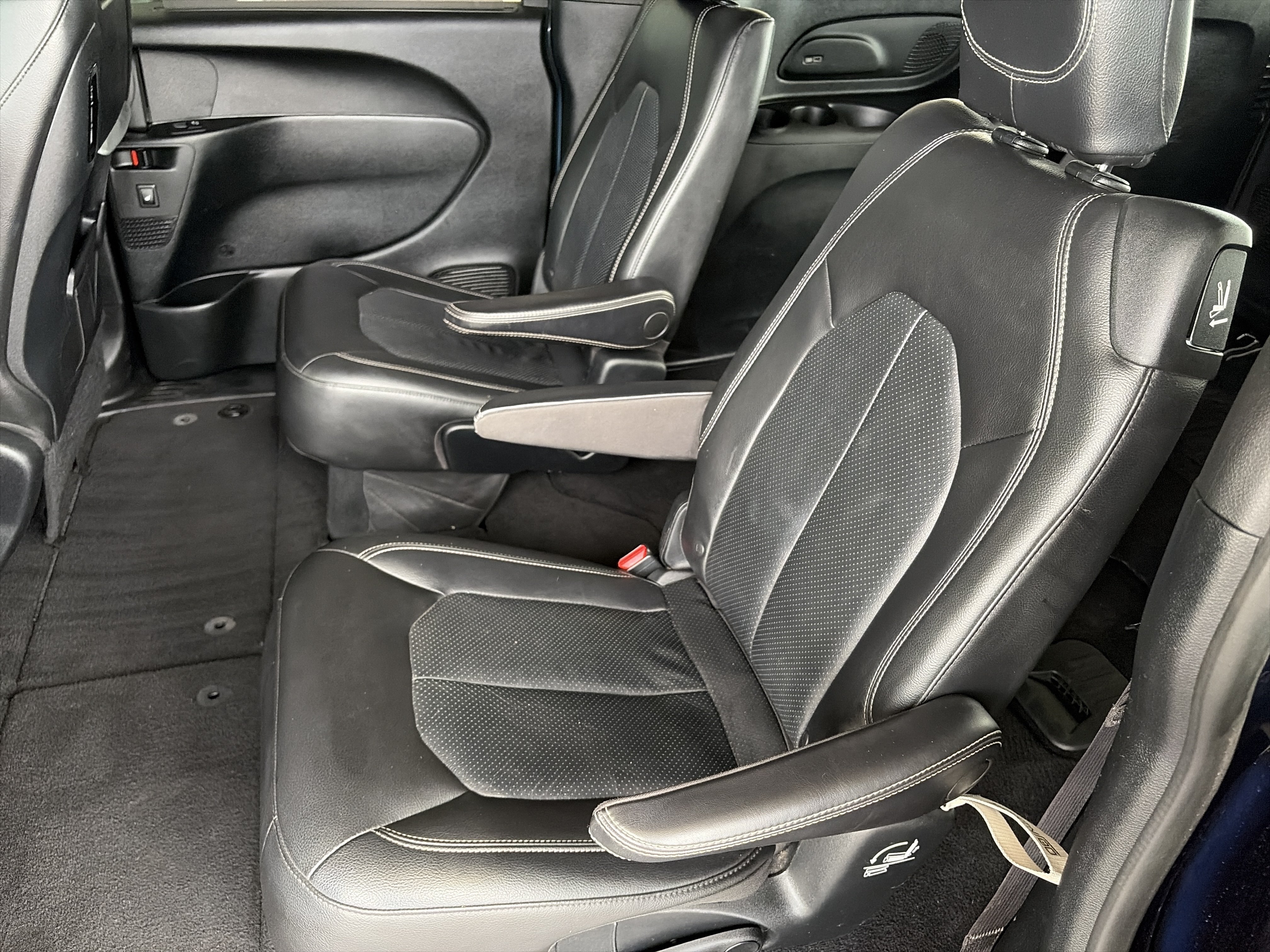Used 2018 Chrysler Pacifica Touring-L Plus FWD image 12