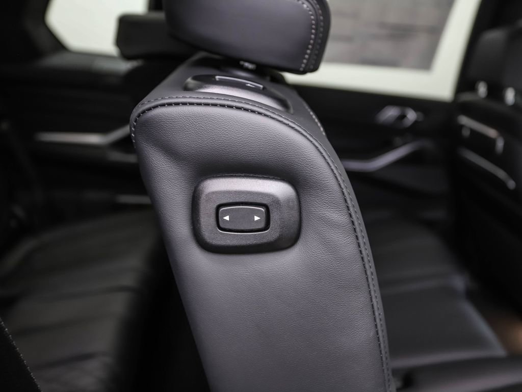 Used 2025 BMW X7 M60i image 30