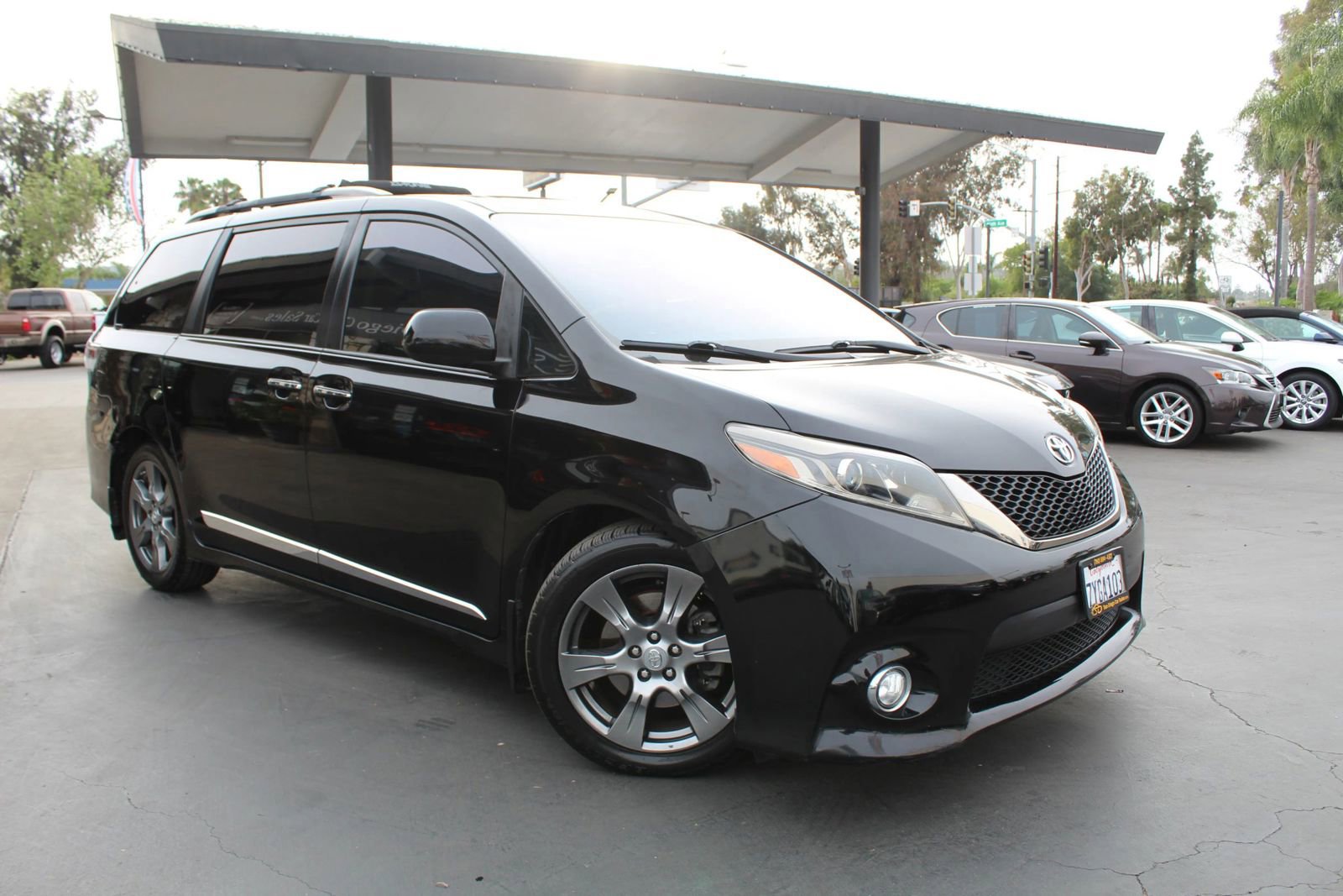 Used 2017 Toyota Sienna SE Premium FWD image 7