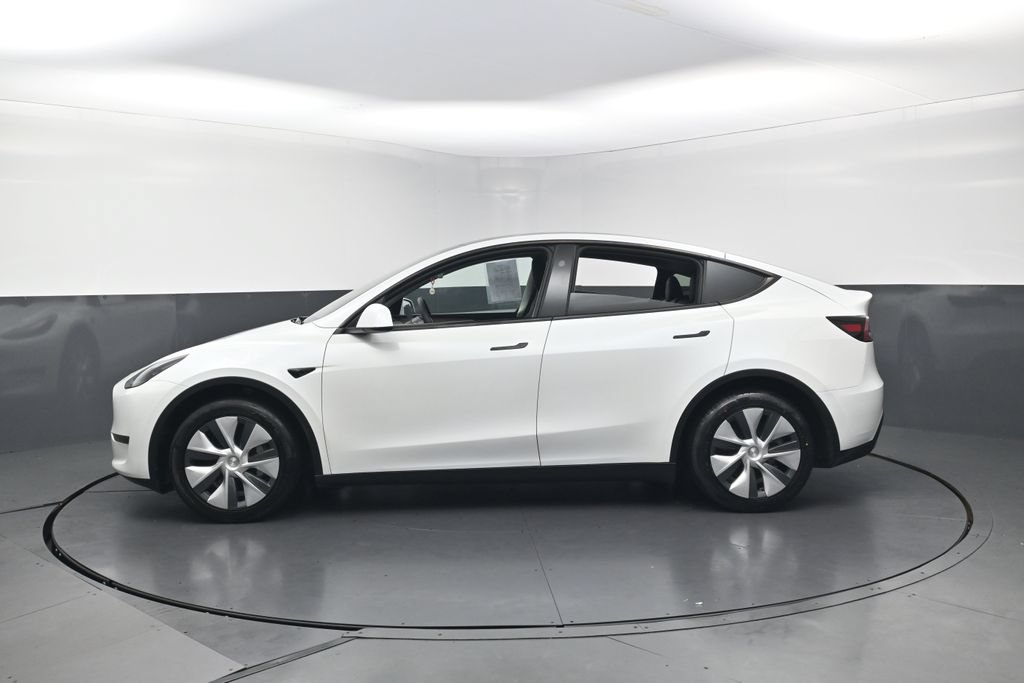 Used 2024 Tesla Model Y 2WD image 3