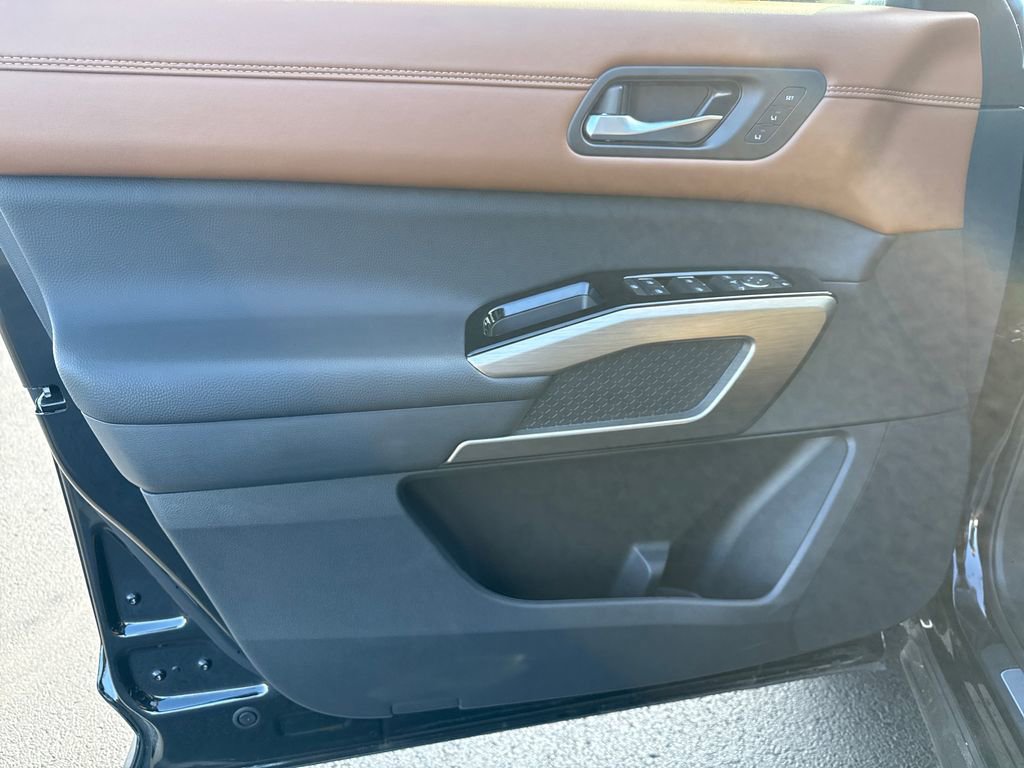 Used 2025 Nissan Pathfinder Platinum image 12