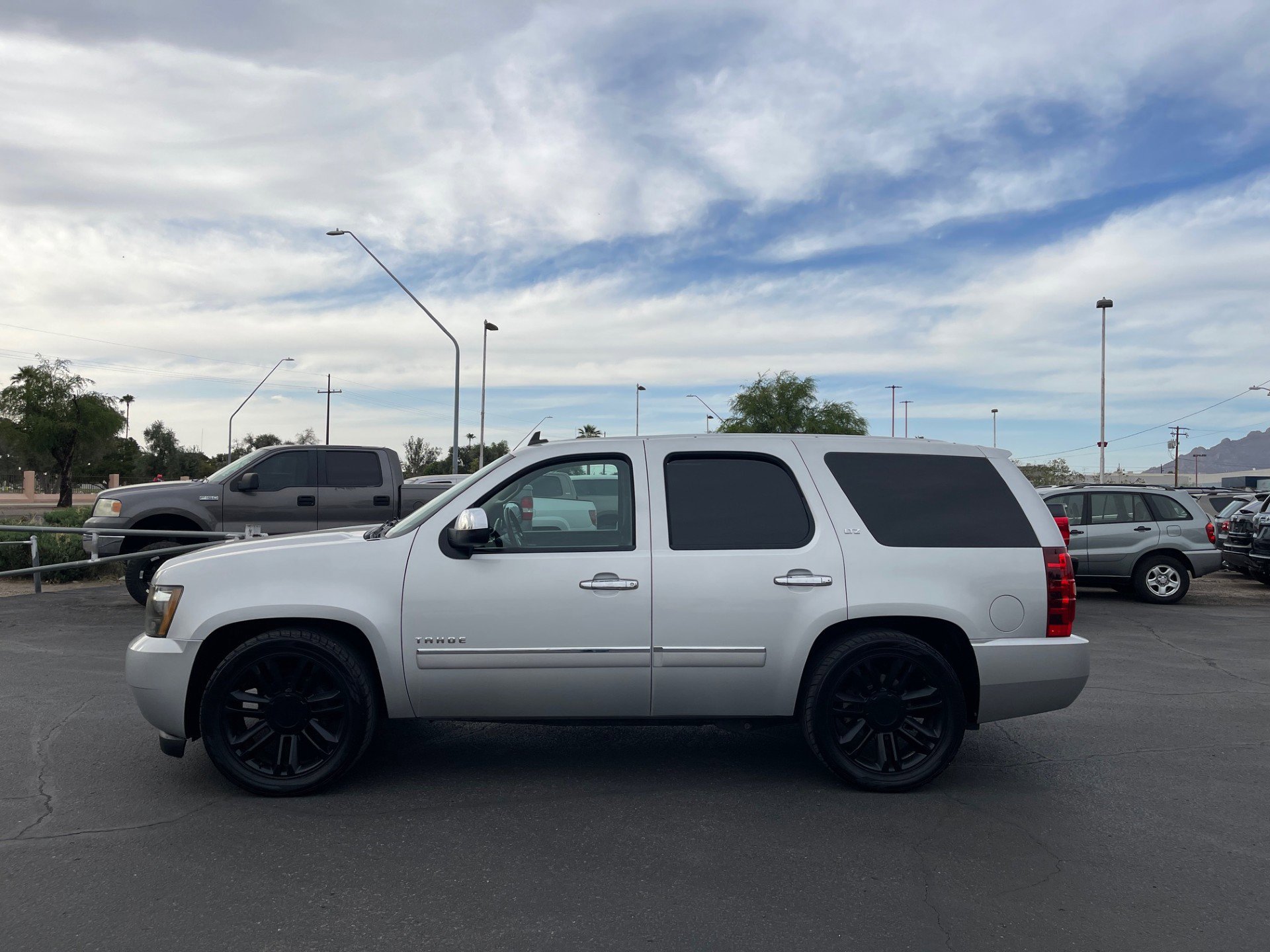 Used 2010 Chevrolet Tahoe LTZ RWD image 2