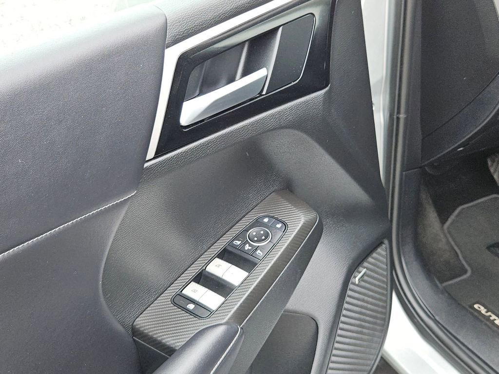 Used 2025 Mitsubishi Outlander SE FWD image 7