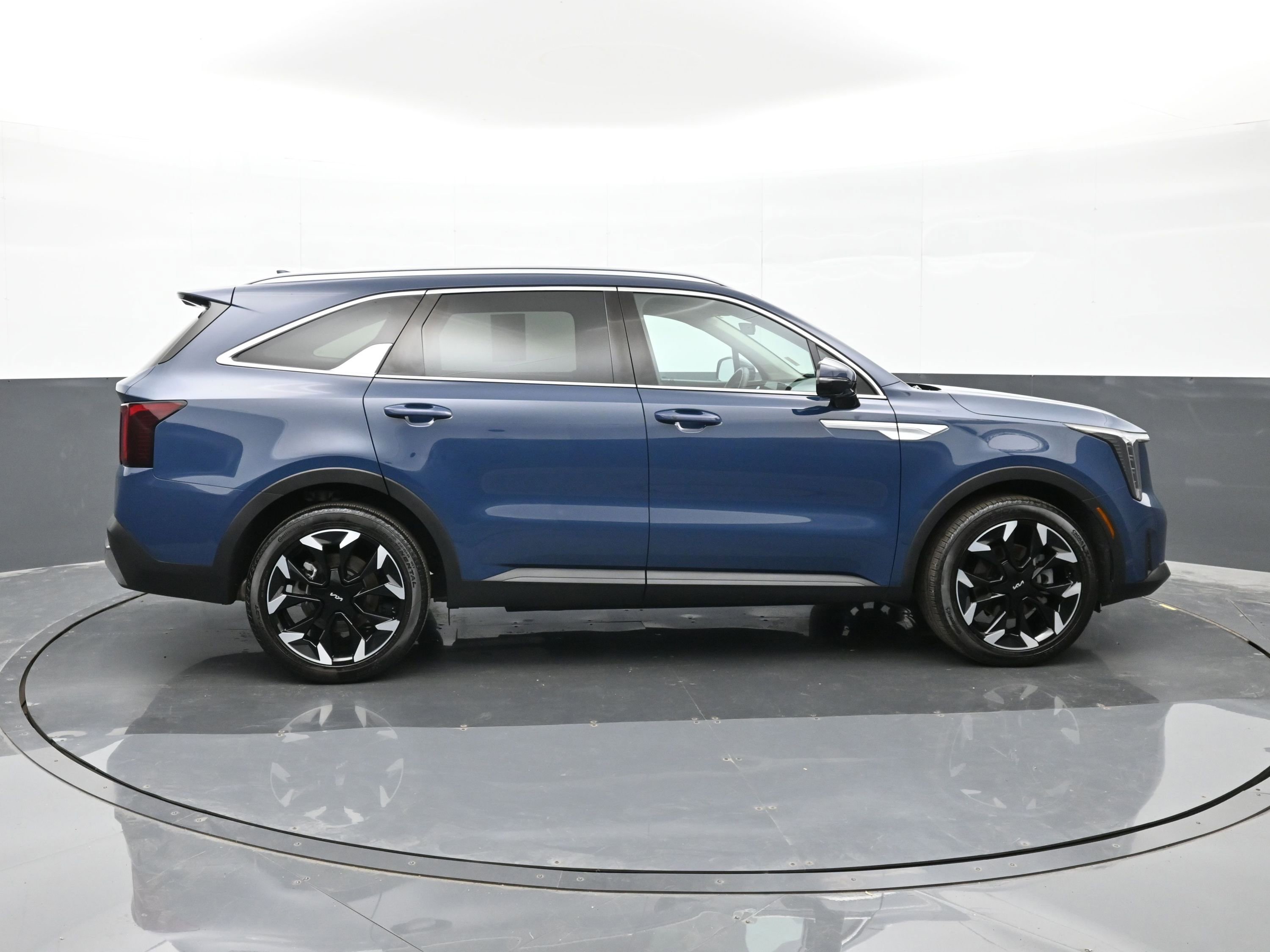 Used 2024 Kia Sorento EX w/ Panoramic Sunroof Package image 9