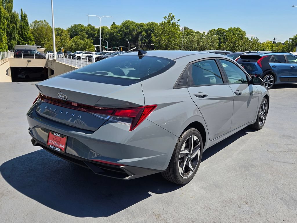 Used 2023 Hyundai Elantra SEL w/ Convenience Package FWD image 3