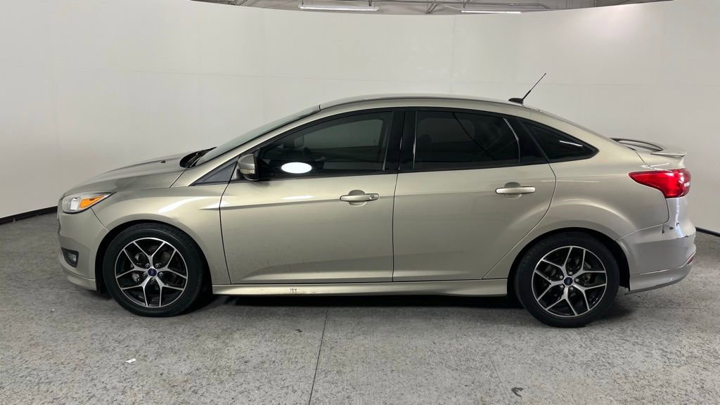 Used 2016 Ford Focus SE w/ SE Sport Package FWD image 9
