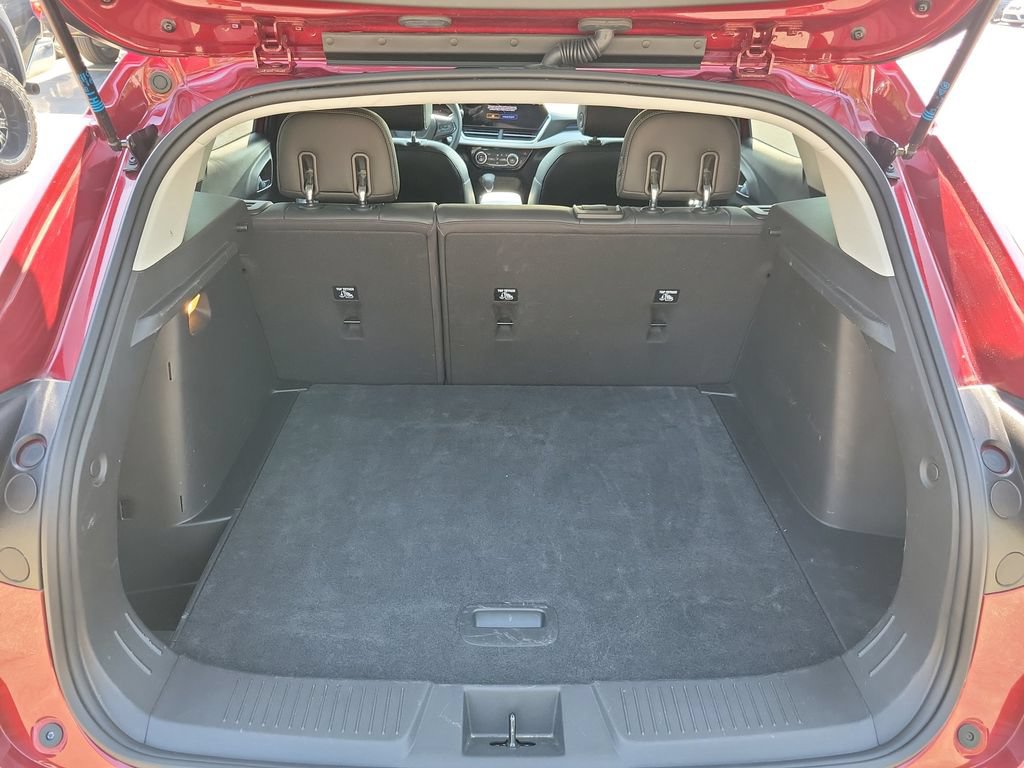 Used 2025 Chevrolet Trax LT FWD image 11