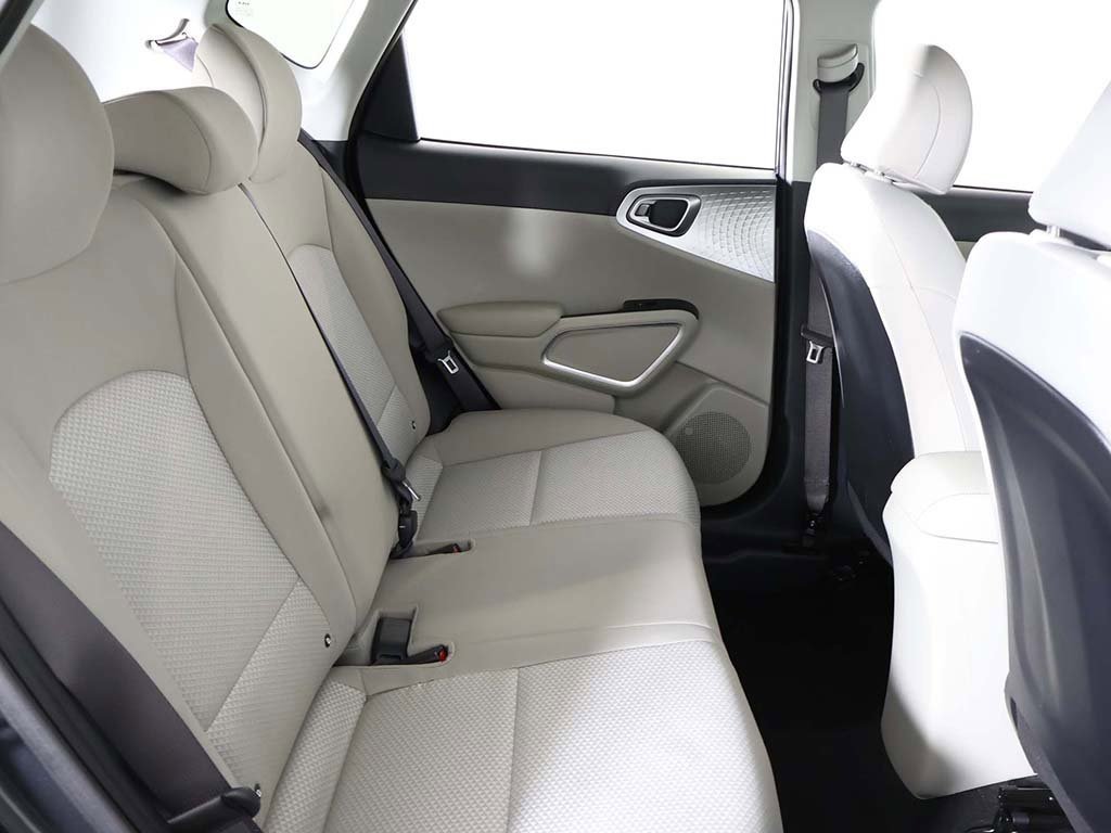 Used 2025 Kia Soul LX w/ LX Technology Package image 32