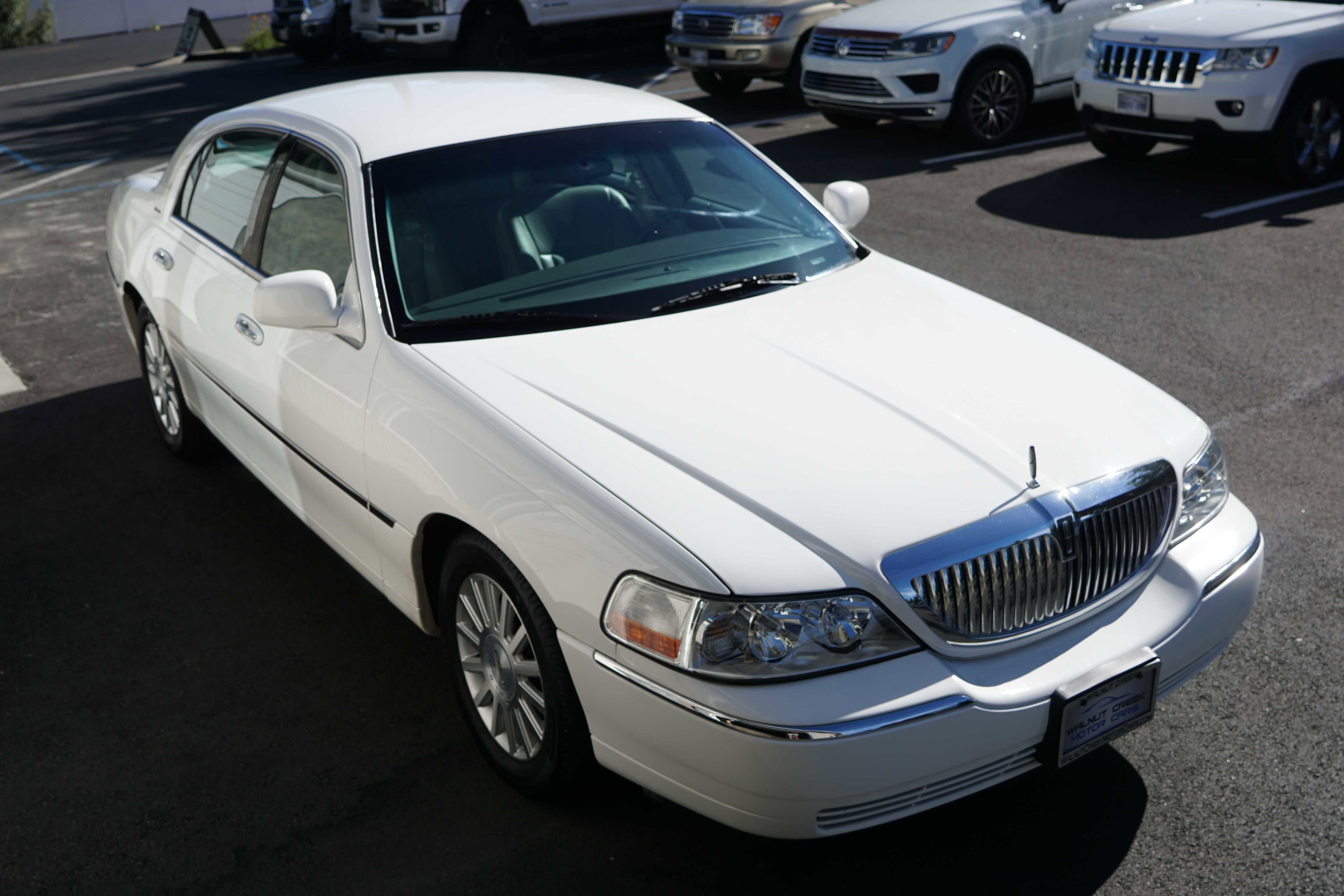 Used 2004 Lincoln Town Car Signature image 8