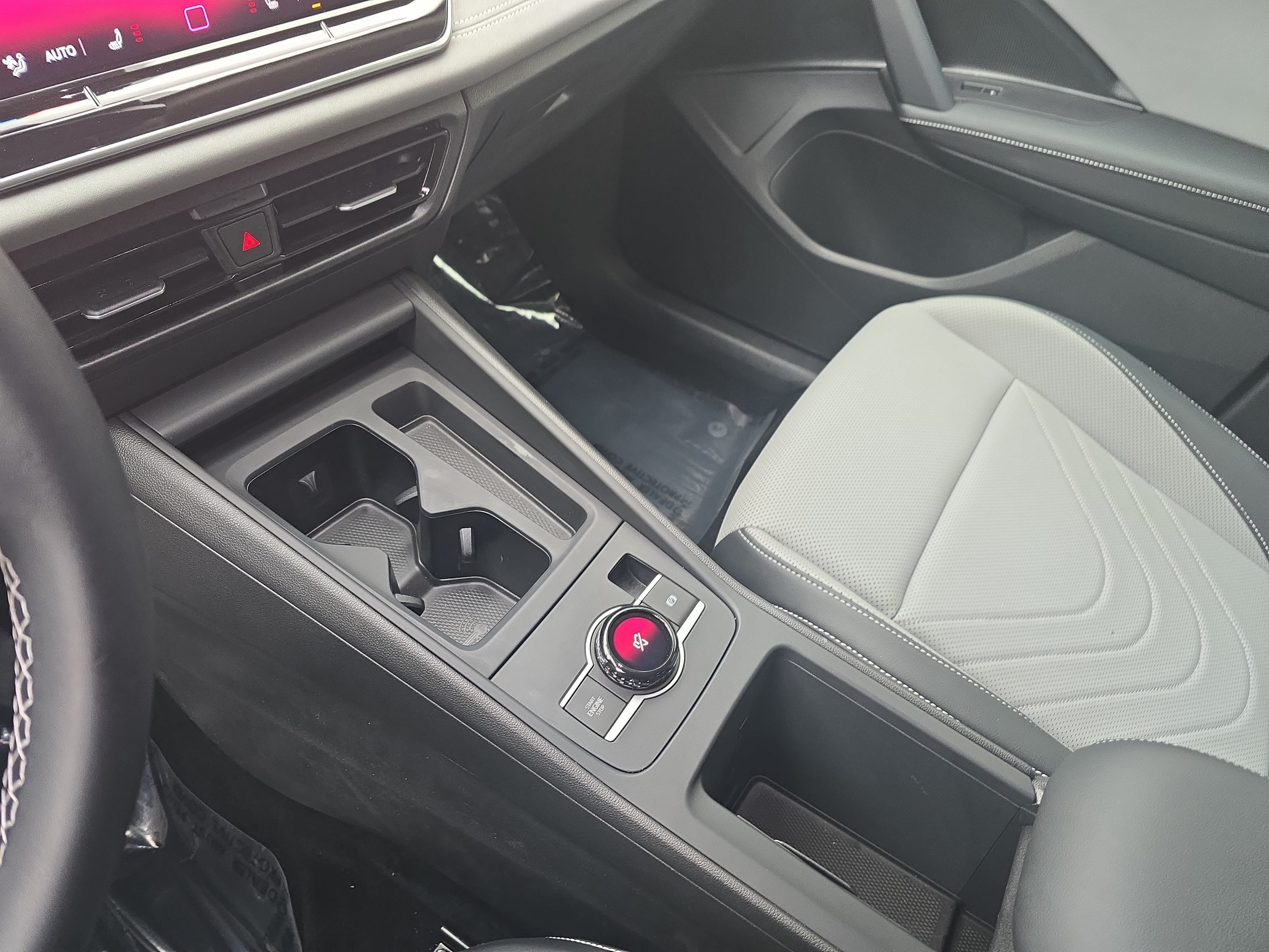 Used 2025 Volkswagen Tiguan SE AWD/4WD image 26