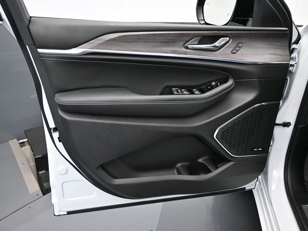 Used 2024 Jeep Grand Cherokee Overland image 29