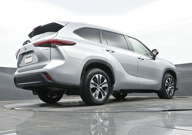 Used 2024 Toyota Highlander XLE FWD image 29