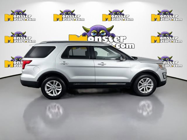 Used 2017 Ford Explorer XLT image 4