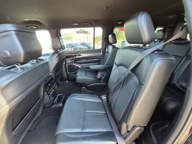 Used 2025 Jeep Wagoneer L Series II AWD/4WD image 17