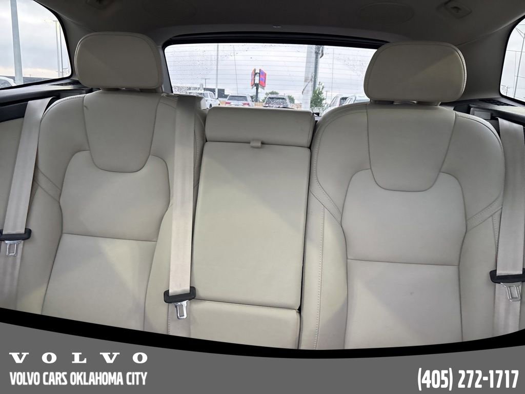 Used 2023 Volvo XC60 B5 Ultimate w/ Climate Package FWD image 7