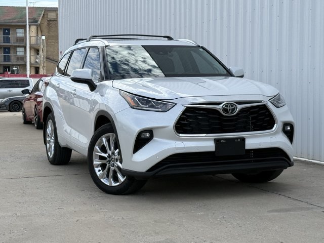 Used 2026 Toyota Highlander Limited AWD/4WD image 2