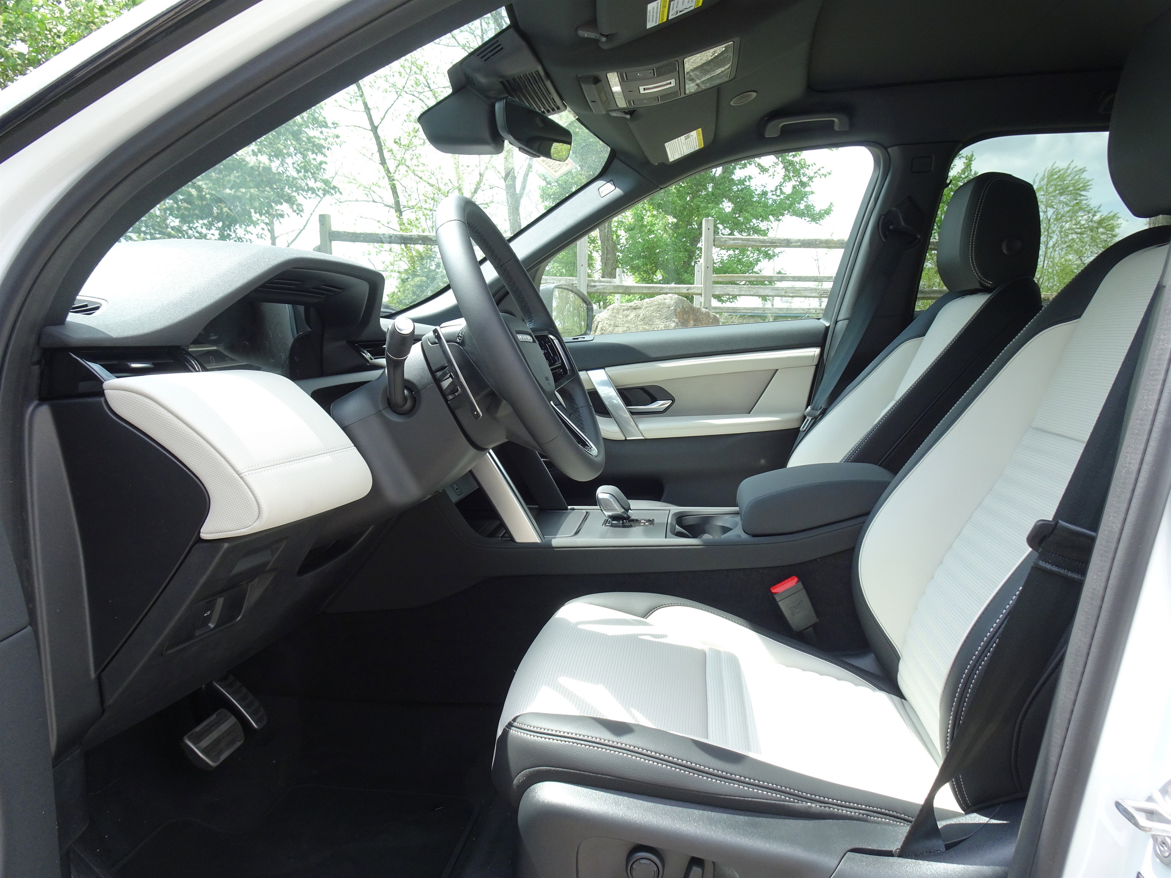 New 2026 Land Rover Discovery Sport Landmark image 2