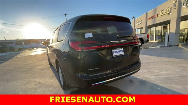 New 2025 Chrysler Pacifica Select w/ Uconnect Theater Family Group image 7