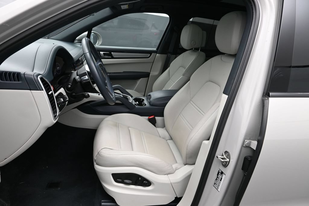 Certified 2023 Porsche Cayenne Platinum Edition AWD/4WD image 5