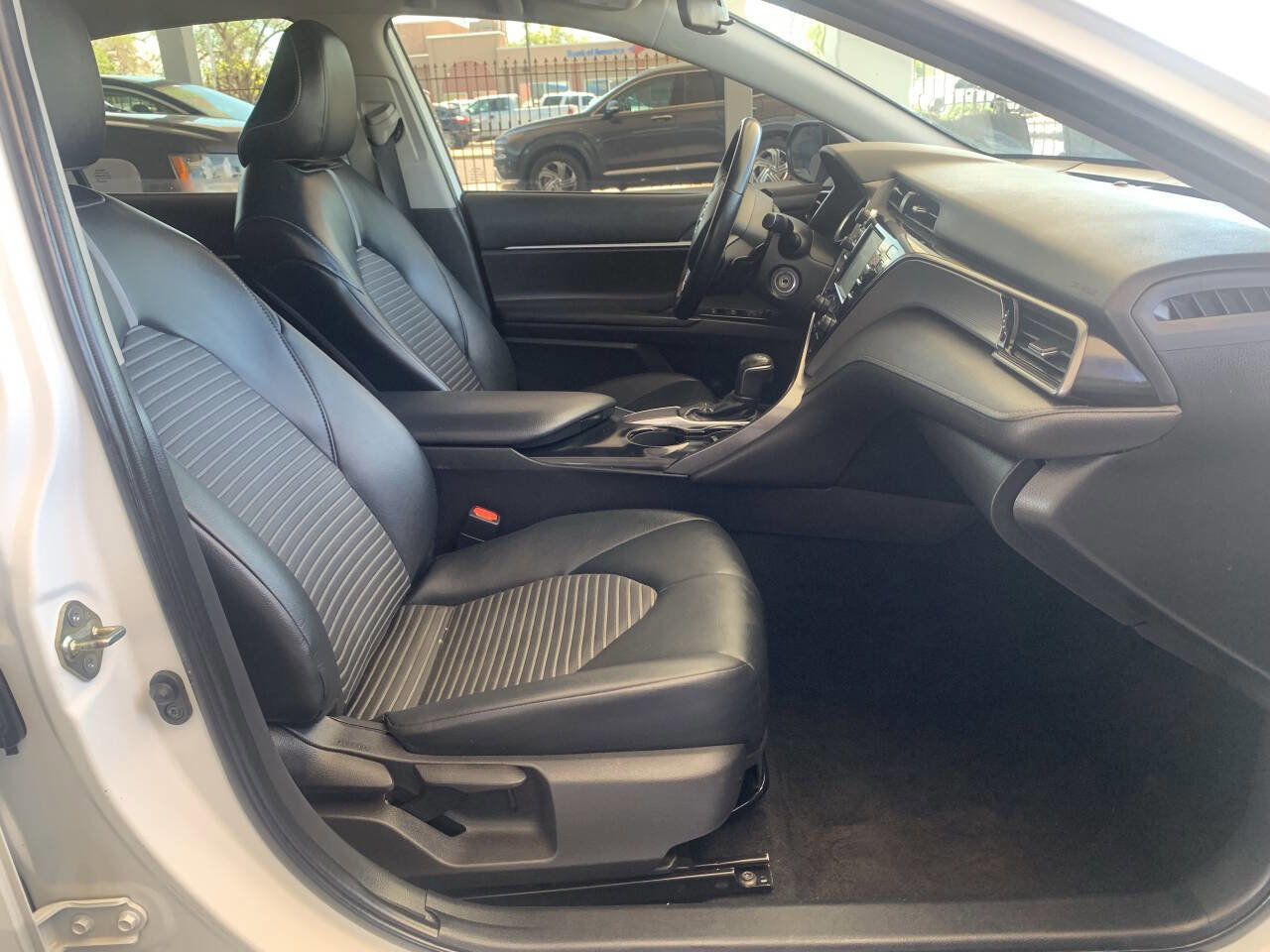 Used 2020 Toyota Camry SE w/ Carpet Mat Package FWD image 7