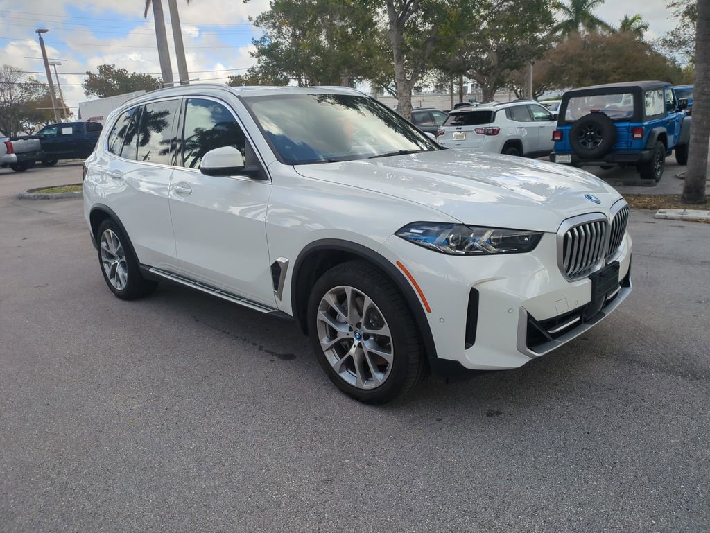 Used 2025 BMW X5 xDrive50e image 2