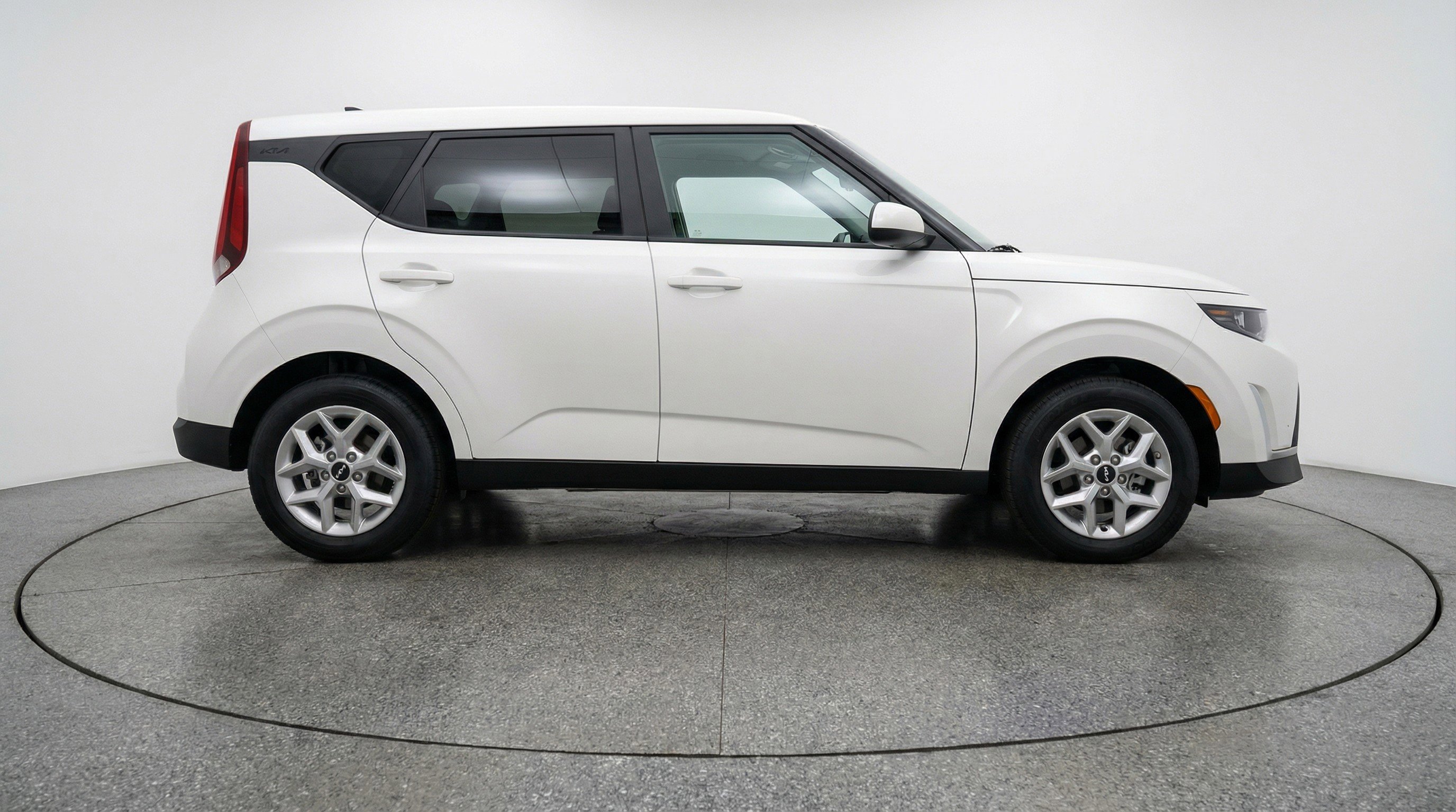 Used 2025 Kia Soul LX w/ LX Technology Package FWD image 11