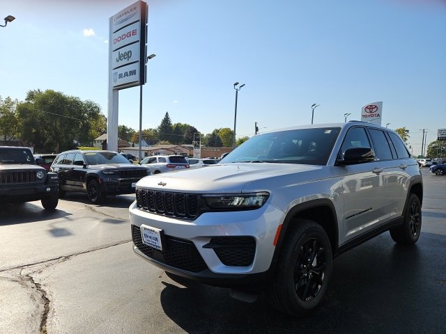 New 2025 Jeep Grand Cherokee Altitude image 5