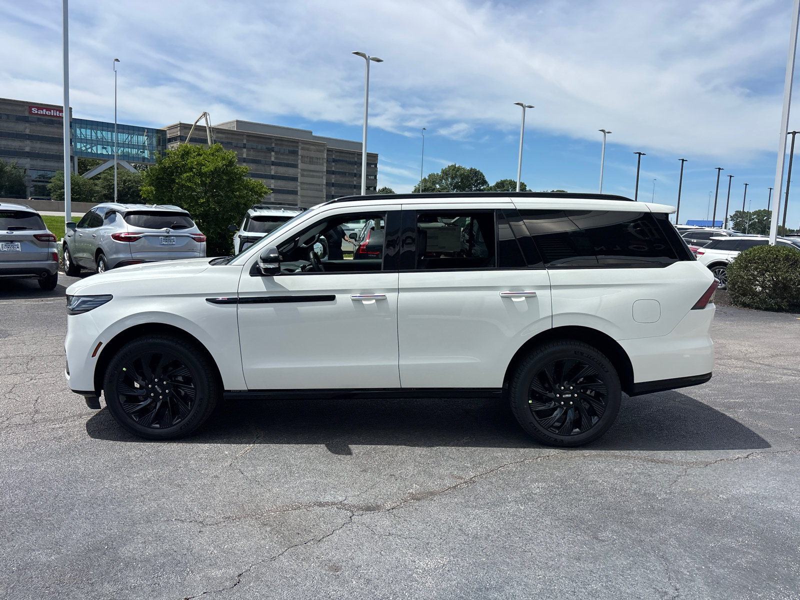 New 2026 Lincoln Navigator Reserve w/ Jet Appearance Package AWD/4WD image 4
