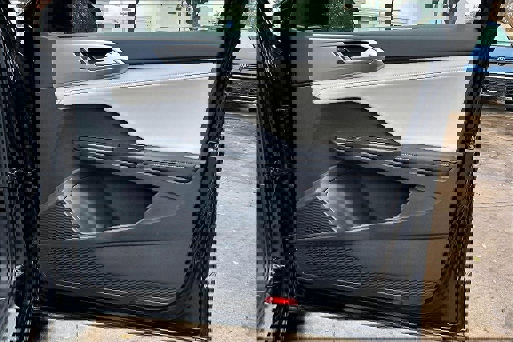 Certified 2025 Volkswagen Taos SE w/ Panoramic Sunroof Package image 27