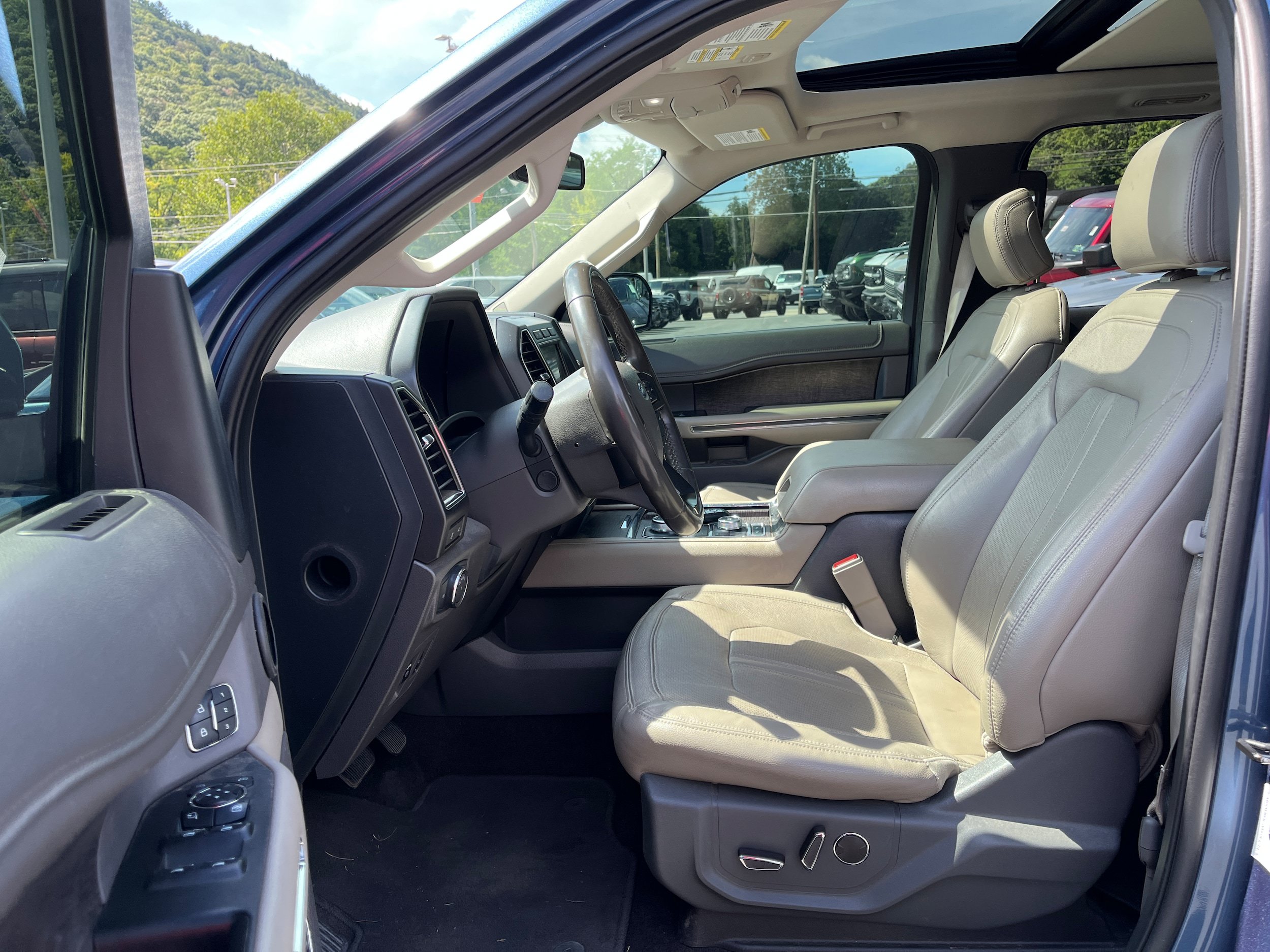 Used 2019 Ford Expedition Limited w/ Equipment Group 301A AWD/4WD image 17