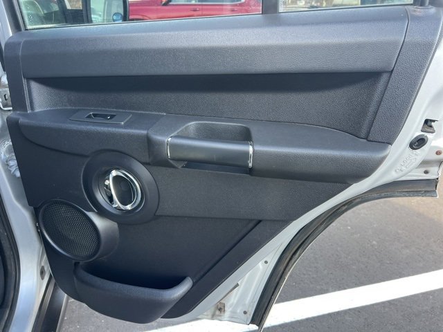 Used 2010 Jeep Commander Sport image 12