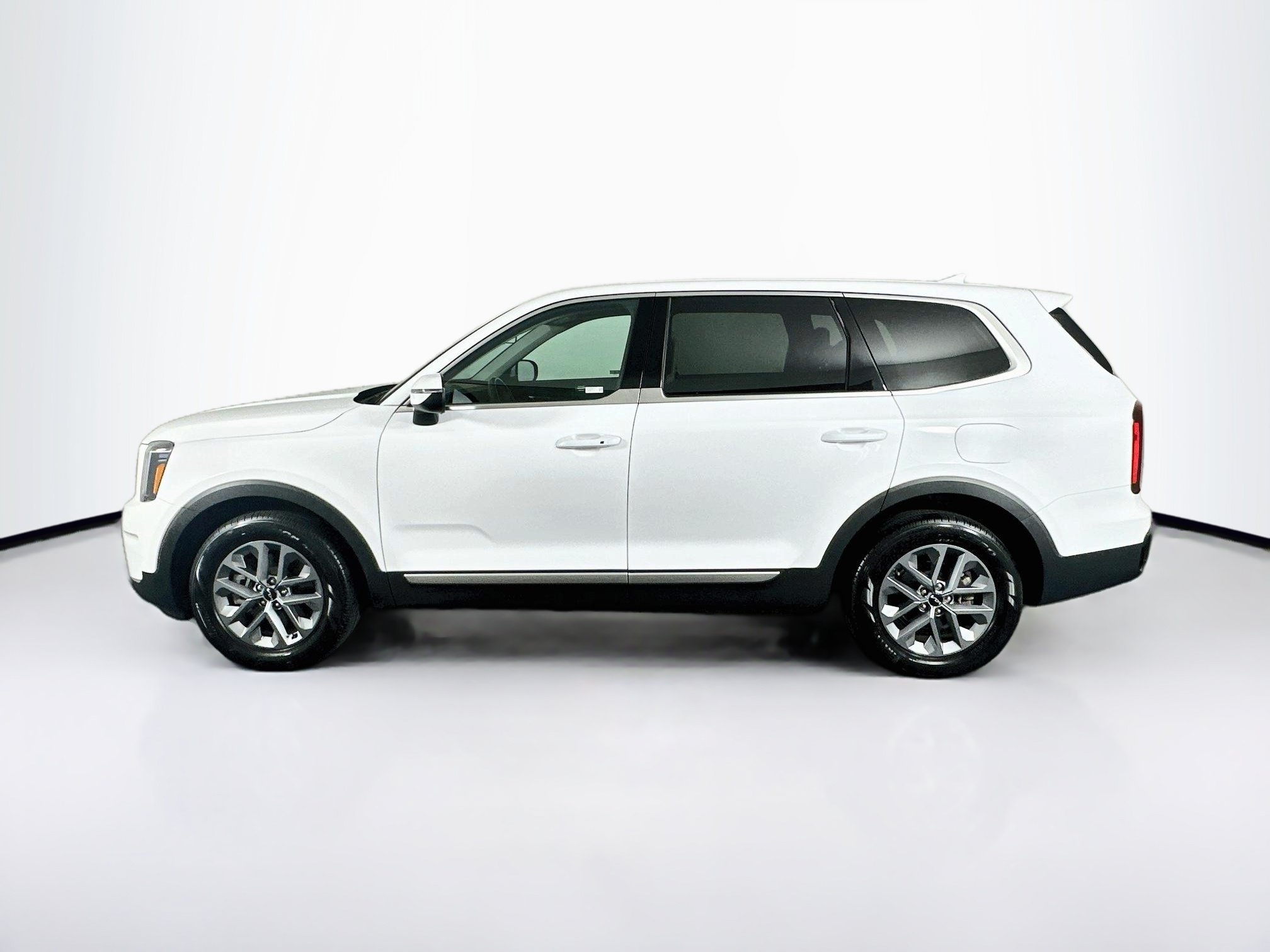 Used 2024 Kia Telluride LX FWD image 4