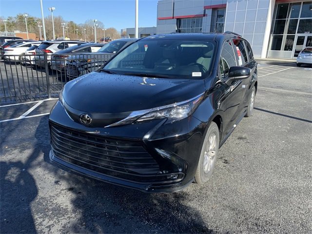 New 2026 Toyota Sienna XLE image 4