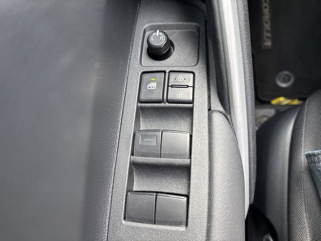 Used 2025 Toyota Corolla Cross LE AWD/4WD image 17