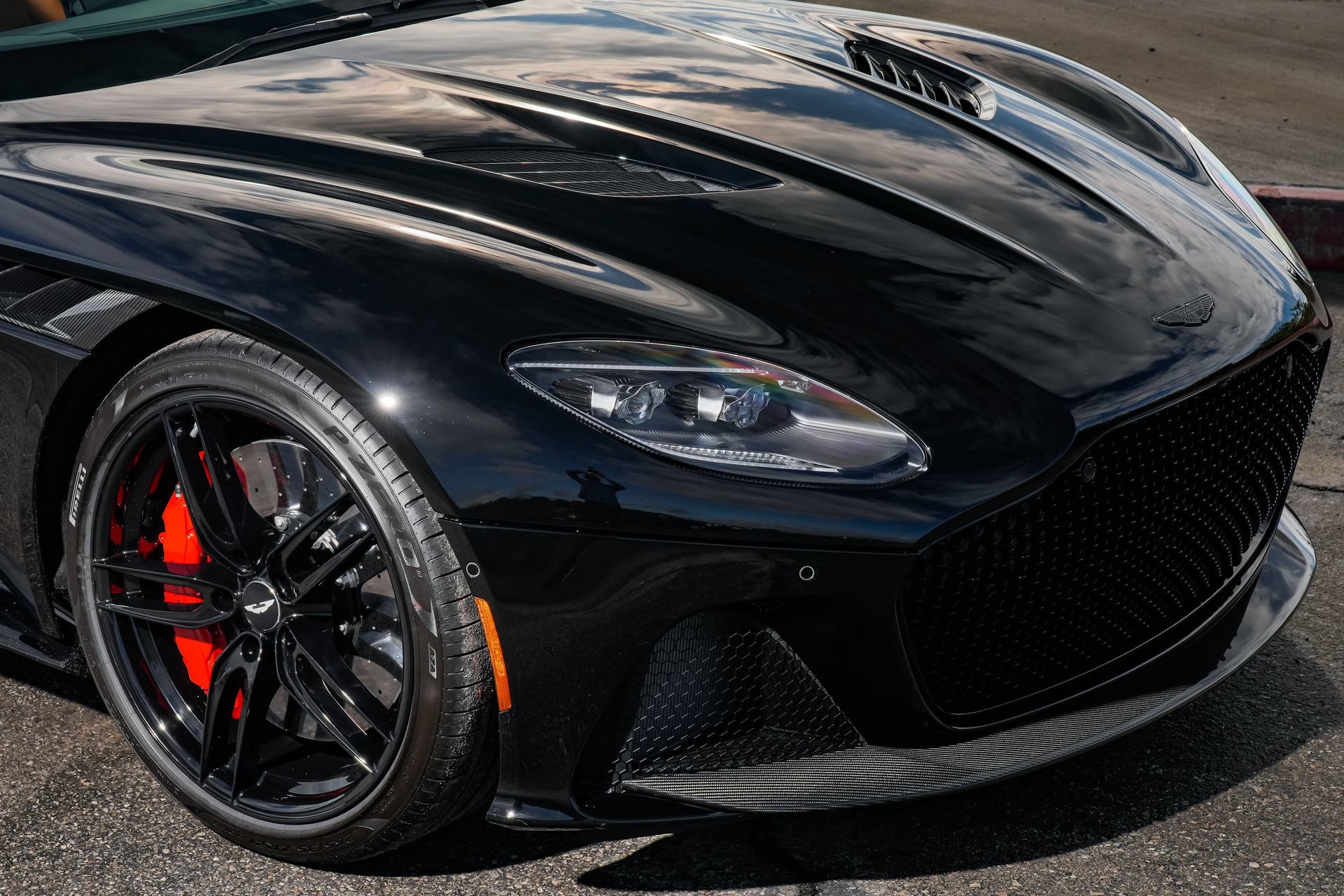 Used 2023 Aston Martin DBS Coupe RWD image 9