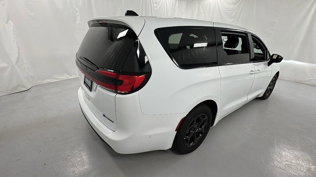 Used 2024 Chrysler Pacifica Select image 3