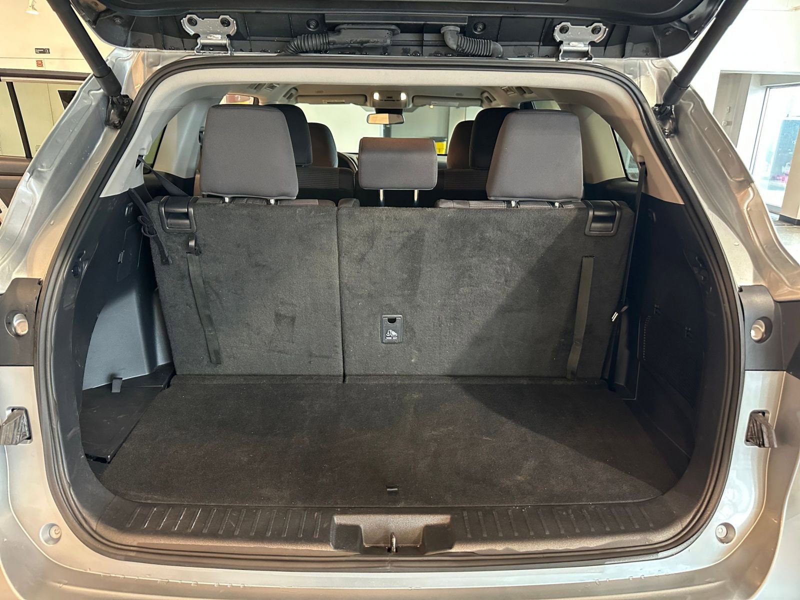 Used 2025 Toyota Highlander LE image 33