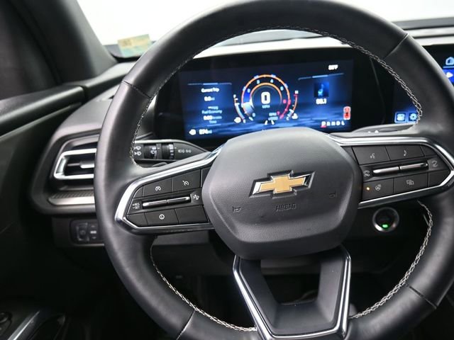 Used 2025 Chevrolet Traverse LT image 2