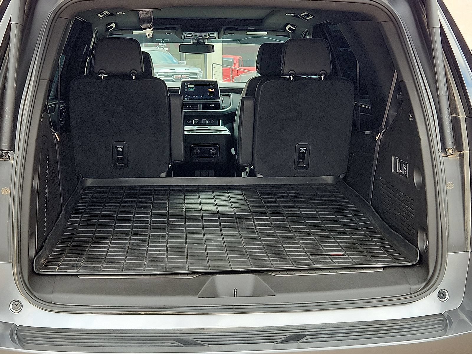 Used 2022 Chevrolet Tahoe Z71 w/ Luxury Package AWD/4WD image 11