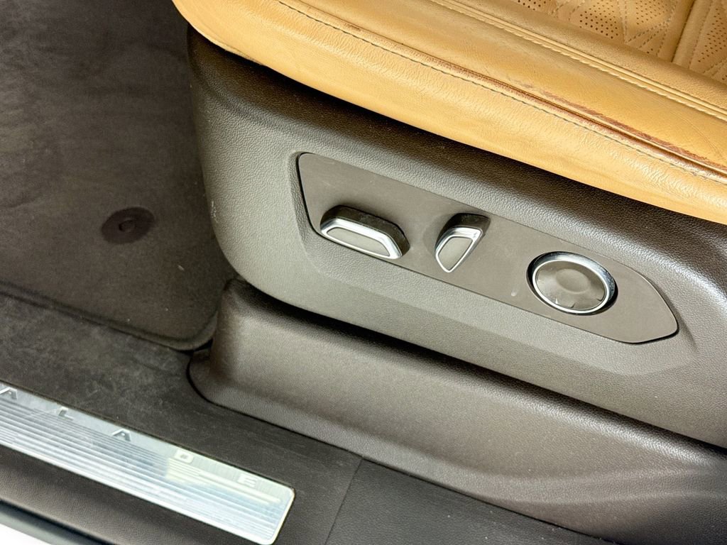 Used 2021 Cadillac Escalade ESV Premium Luxury image 18
