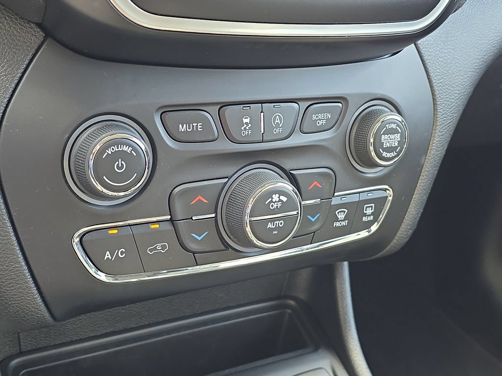 Used 2021 Jeep Cherokee Latitude Lux w/ Comfort/Convenience Group AWD/4WD image 25