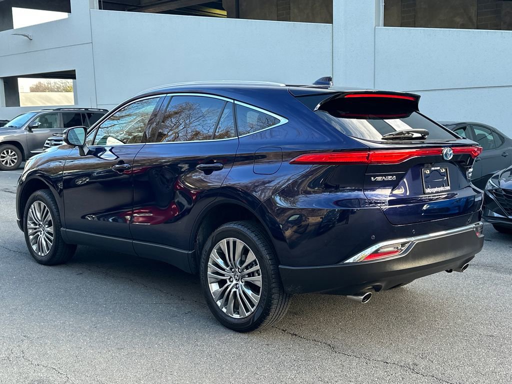 Certified 2022 Toyota Venza Limited image 3