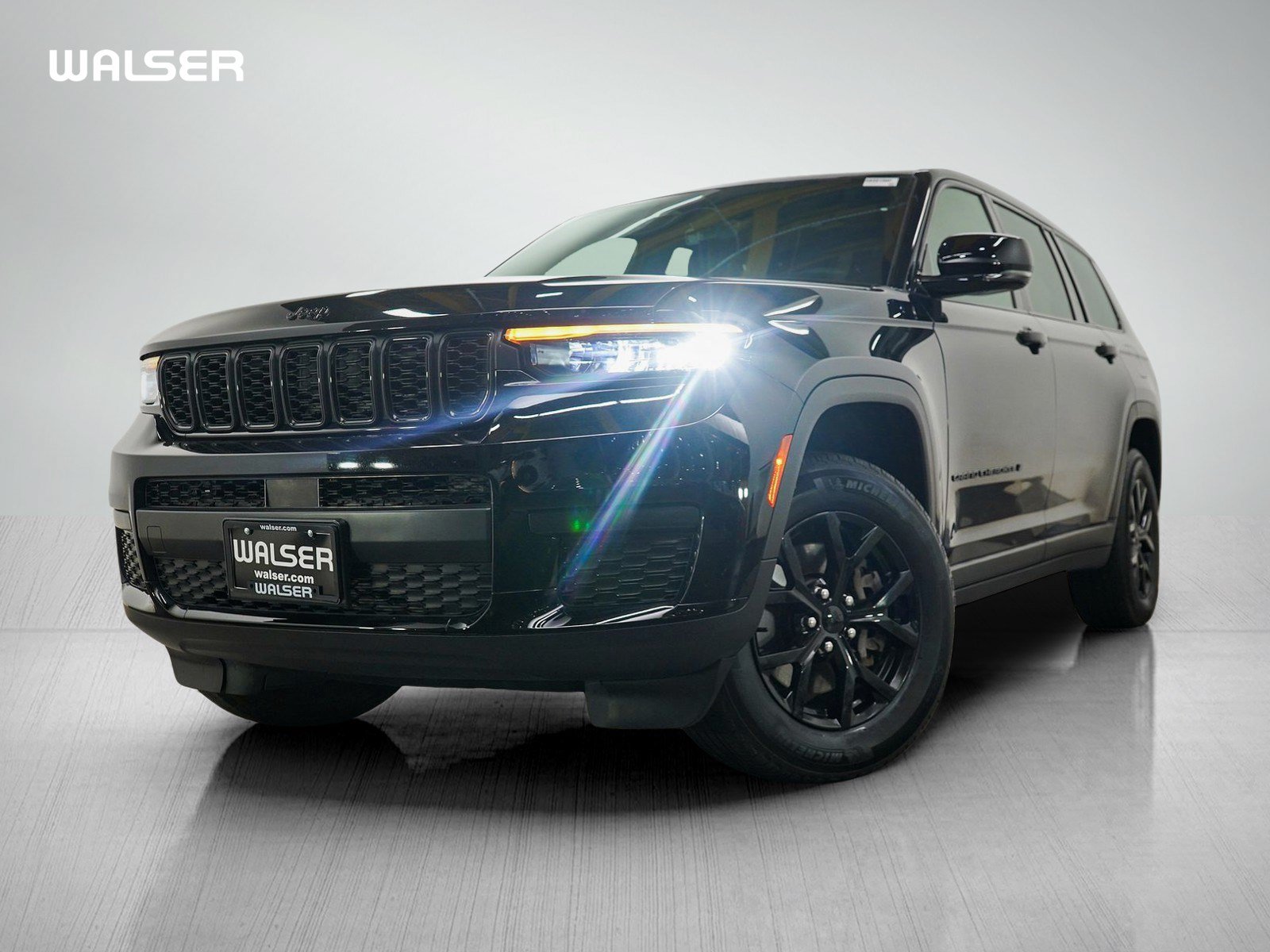 Used 2025 Jeep Grand Cherokee L Laredo AWD/4WD image 1