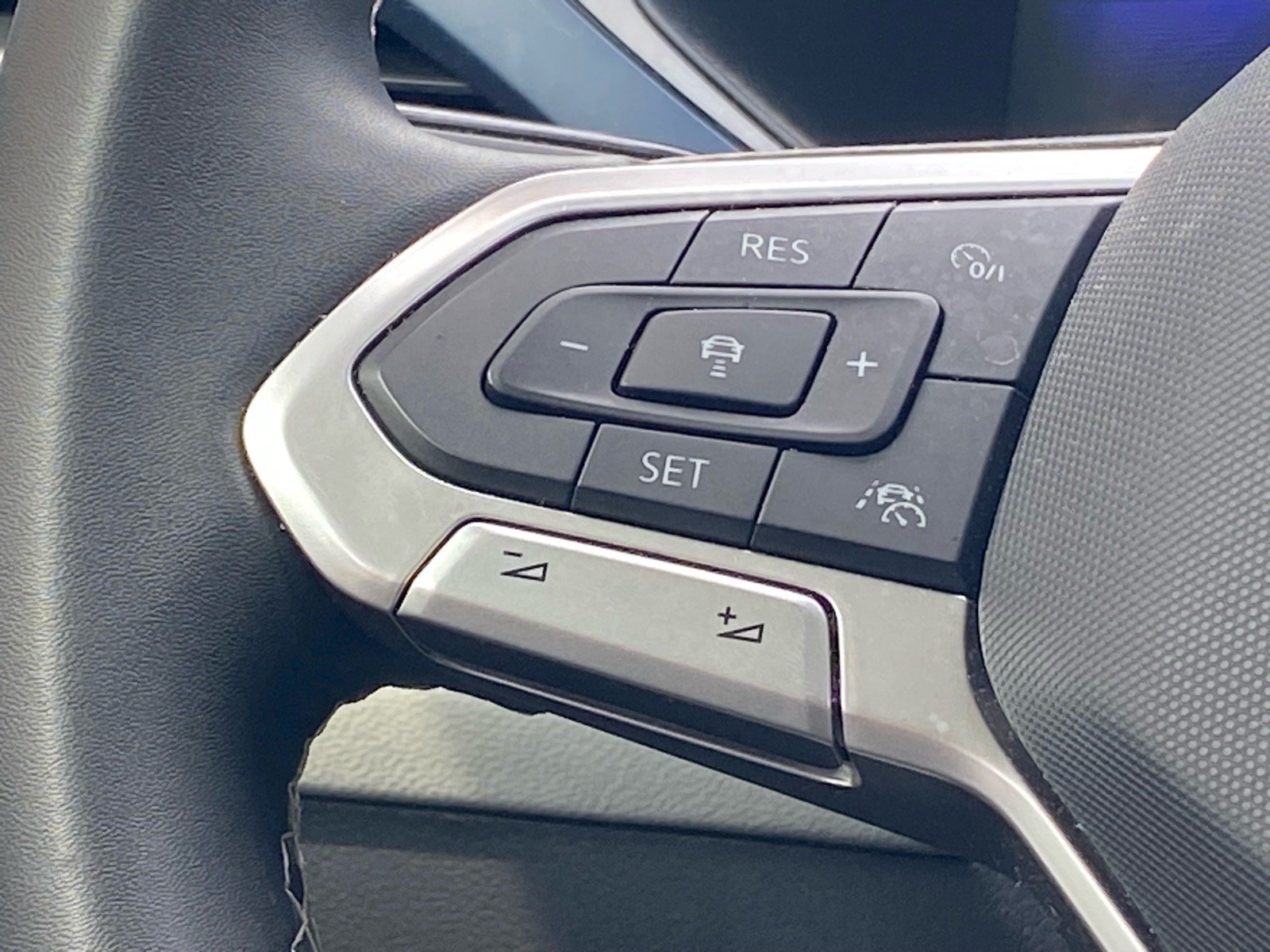 Certified 2023 Volkswagen Taos SE w/ Panoramic Sunroof Package FWD image 5