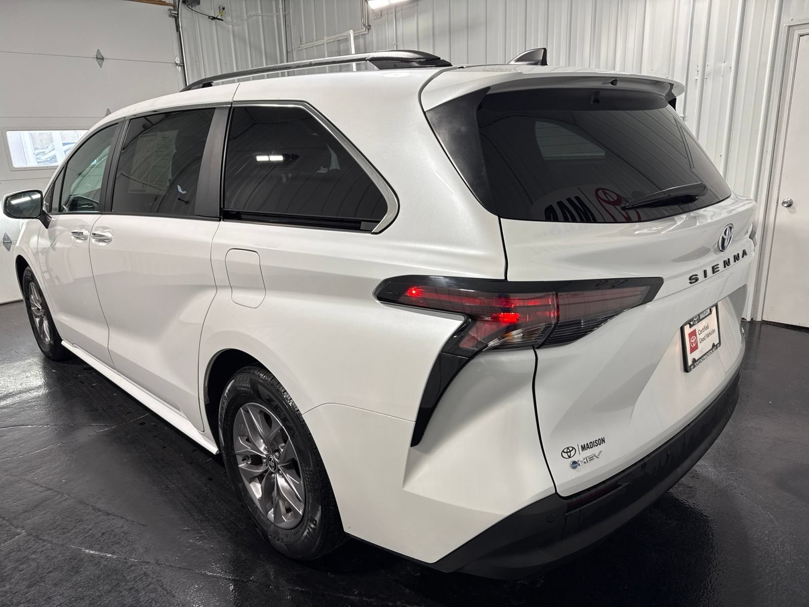 Used 2025 Toyota Sienna XLE FWD image 3