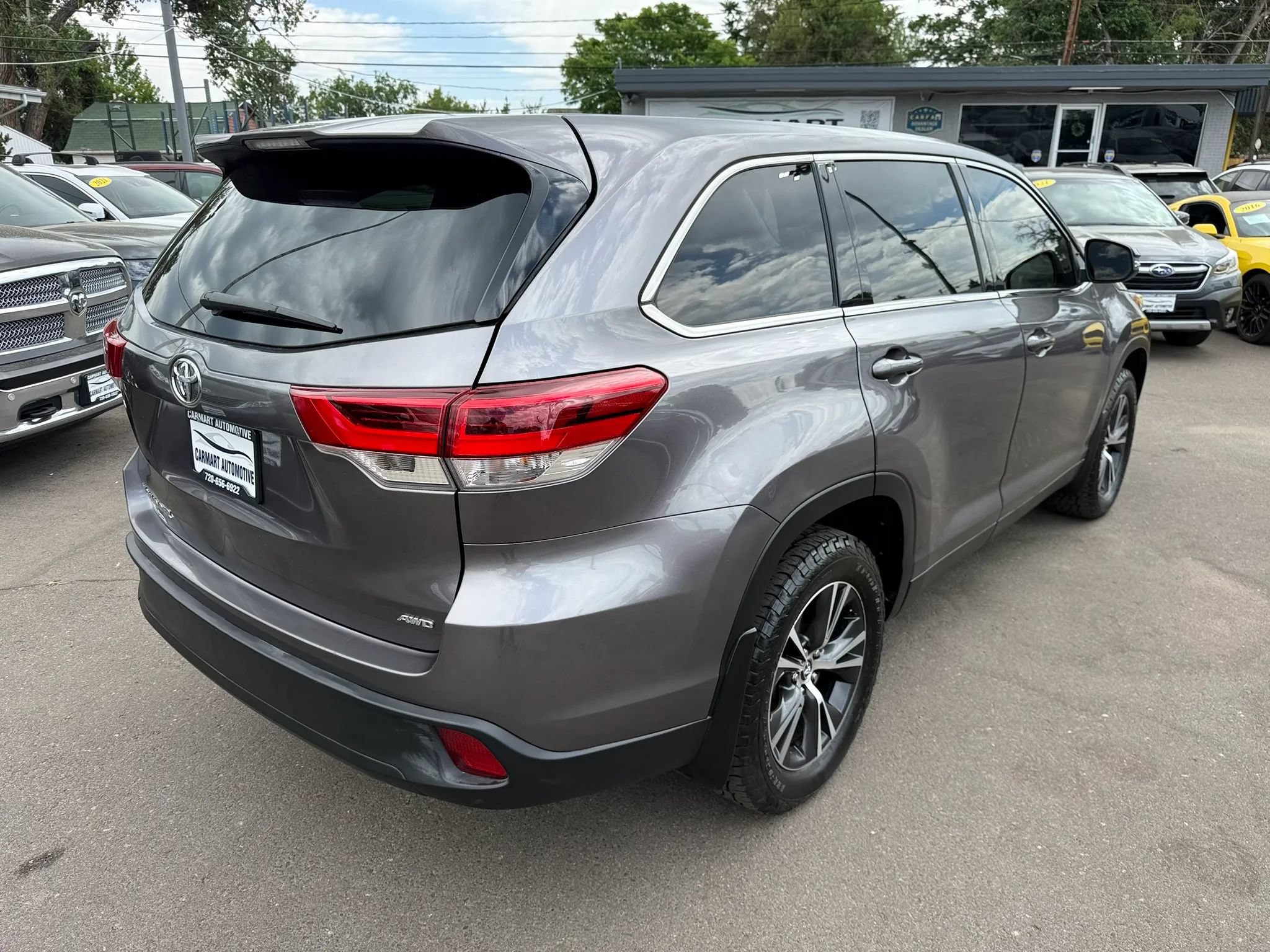 Used 2019 Toyota Highlander LE AWD/4WD image 9