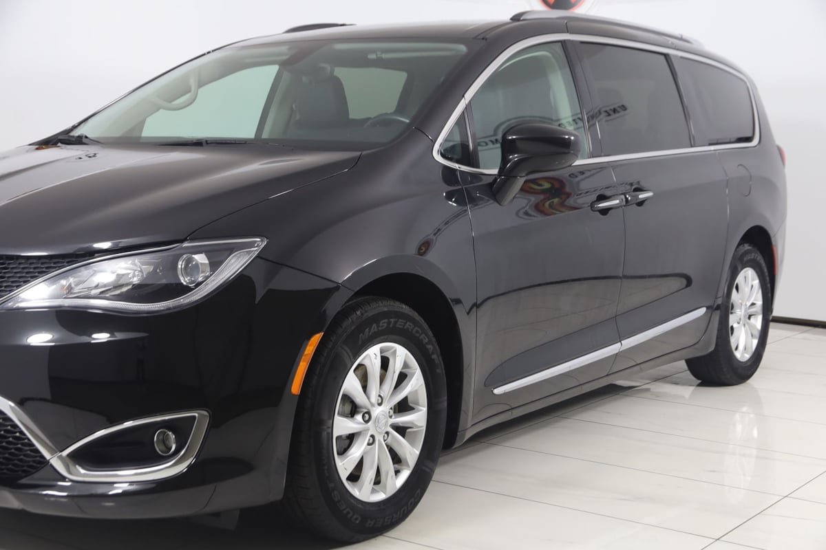 Used 2018 Chrysler Pacifica Touring-L FWD image 52