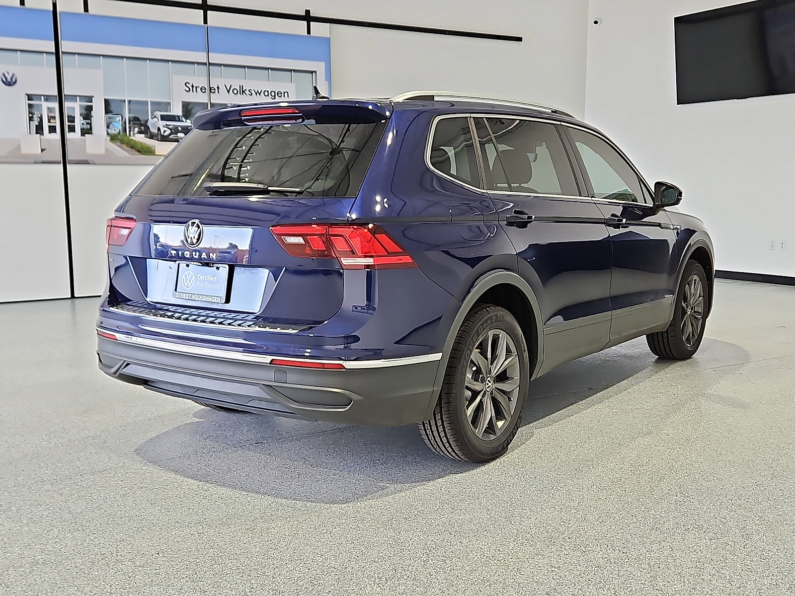 Certified 2024 Volkswagen Tiguan SE w/ Panoramic Sunroof Package FWD image 3